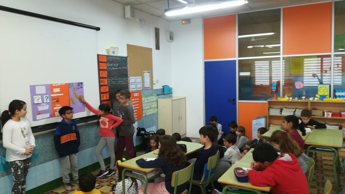 SalesiansRoc's tweet photo. Els alumnes de #rocep3 presenten el seu projecte sobre animals a #rocep4. Ells són els veritables protagonistes!! #salesiansroc1819 https://t.co/JFR4TRsWjm