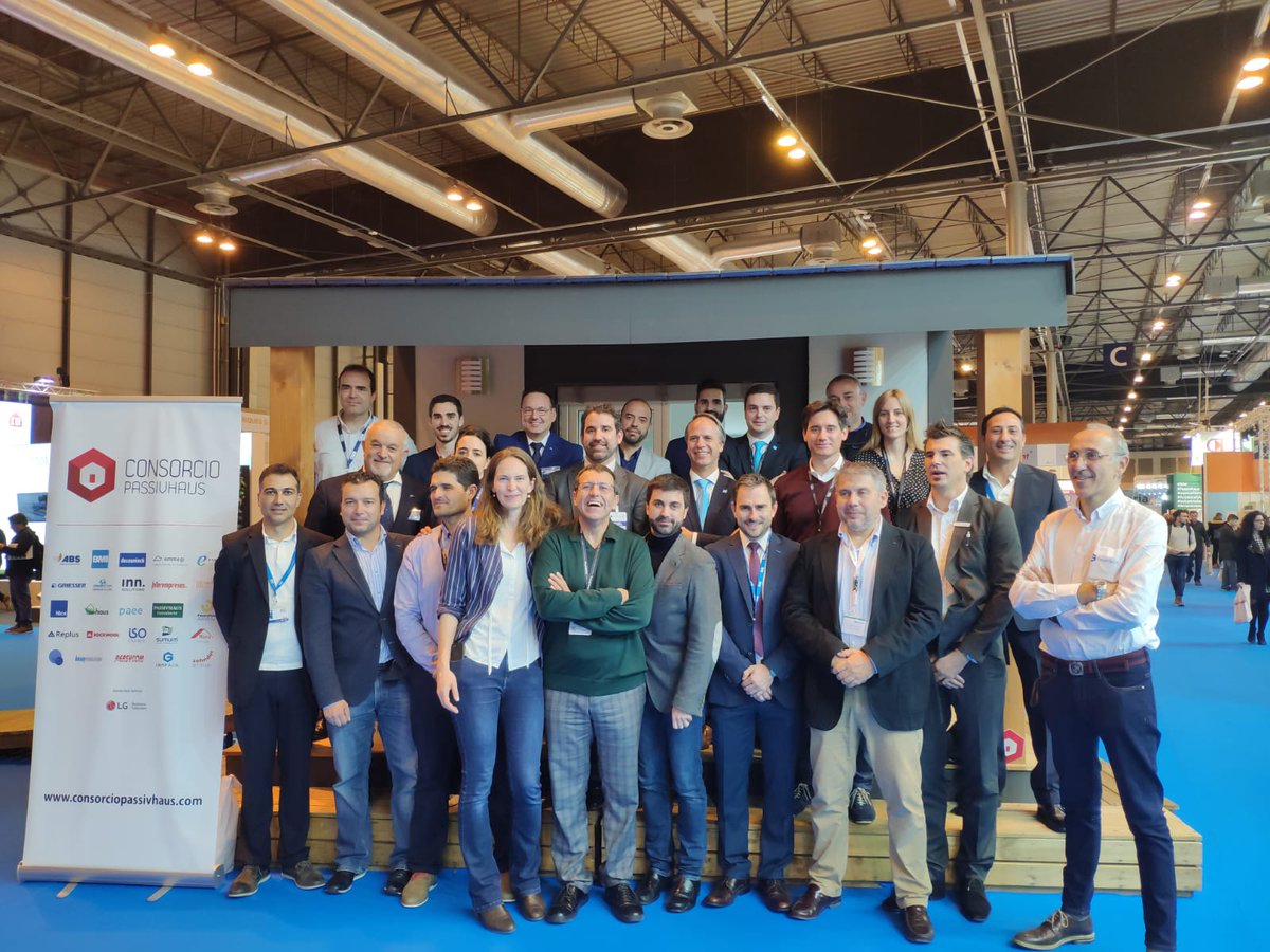 ConPassivHaus's tweet photo. Os dejamos este recuerdo de familia a todos los socios y amigos que formamos esta gran iniciativa que es el #ConsorcioPassivhaus. Gracias por estar aquí y seguimos!! #Construtec18 #Veteco18 #ePowerBuilding18. Grandes jornadas en @Veteco_, @Construtec_, @epowerbuilding. https://t.co/oJMJZBVNT8