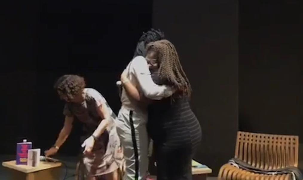 MidiaNINJA's tweet photo. "Não existe ser mais generoso na face da terra que a mulher negra porque a gente tenta resolver problema que a gente não criou, porque a gente passa a vida exercendo a interseccionalidade de pensar na outra." - @DriadeAguiar e Djamila Ribeiro no @festivalwow_rio. https://t.co/ejF0JkPLaJ