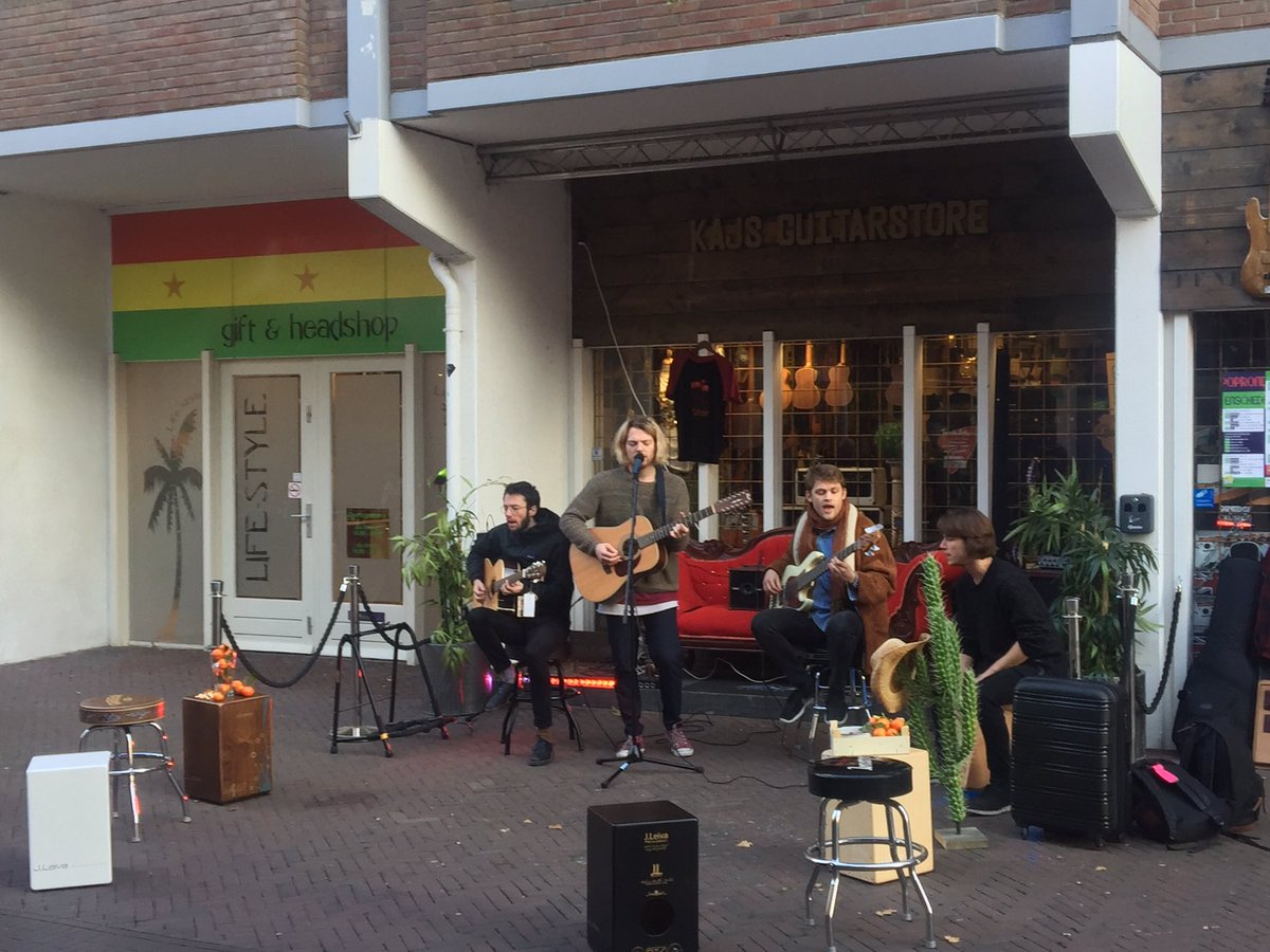 #ziggysplynt #popronde #enschede ondertussen deelt @KajsGuitarstore mandarijntjes uit