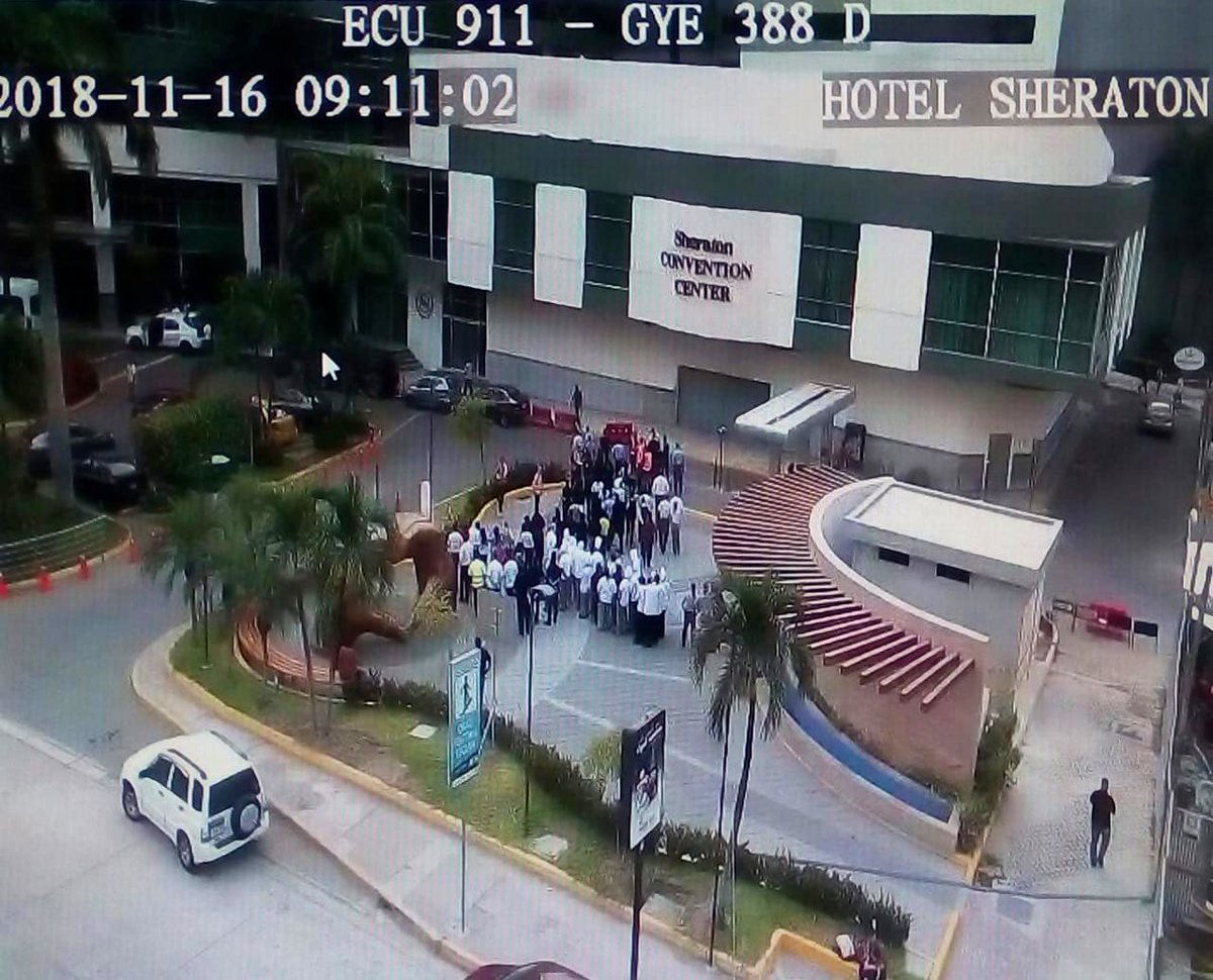 [SIMULACRO] 

A través de cámaras de #VideovigilanciaECU911 se visualiza evacuación de personas desde edificios e instituciones públicas en diferentes sectores de #Guayaquil.
