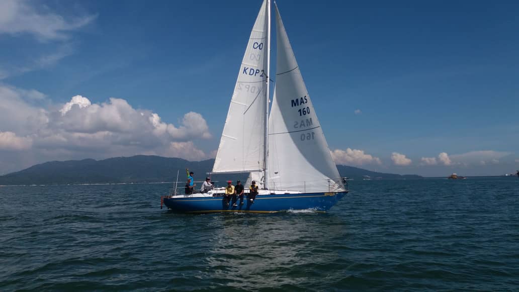 RMNSAILINGTEAM's tweet photo. The battle with international sailors are no joke. Few hours before start. Wish us luck. We mean to win. #SYZuhal #SYMarikh

@jamaludinsairi
@fmyeor https://t.co/WEOvPPoFmC