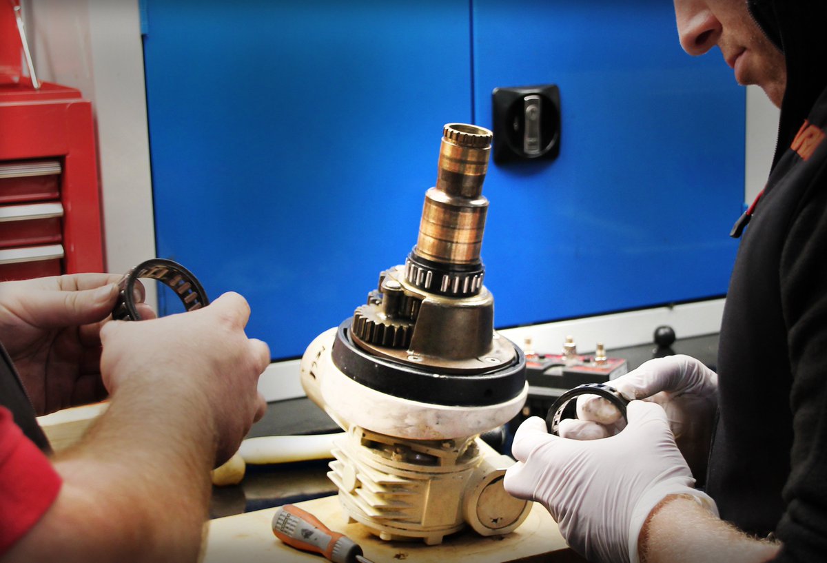 #behindthescenes the <a href="/harkentechteam/">Harken Tech Team</a> has been providing training on servicing electric winches - this 15-year-old 40.2 Classic was in pretty good shape! Get in touch if you have any questions about servicing your electric winches or winch conversions.

#atthefront #goodasnew