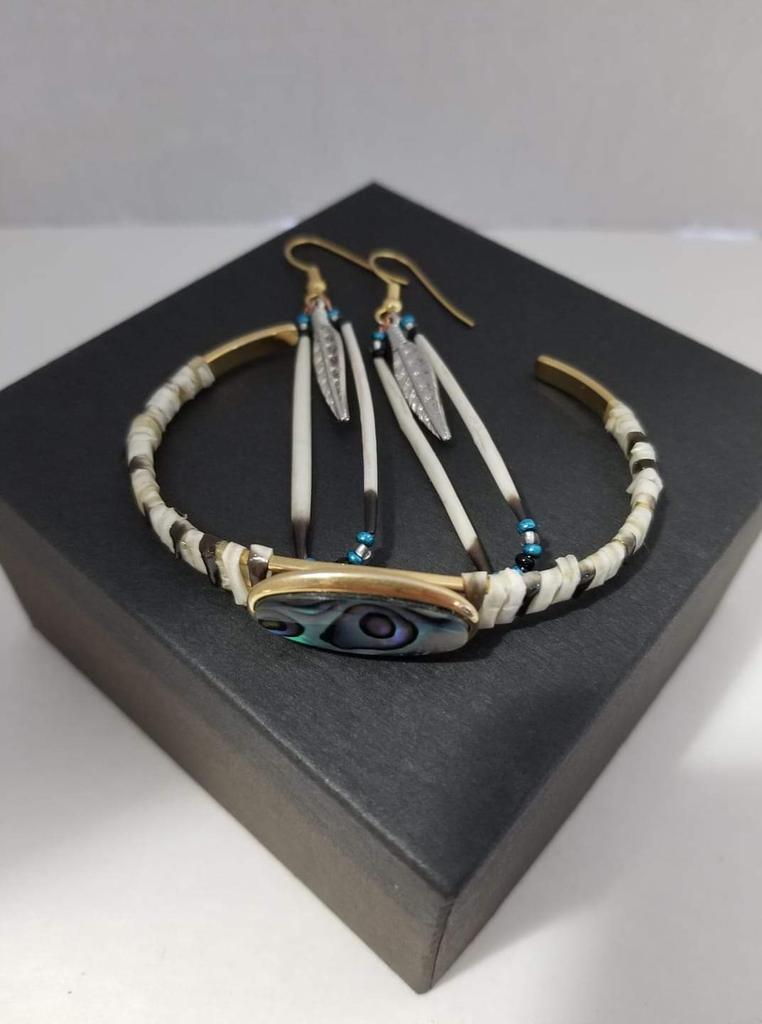 RoxShuttleworth's tweet photo. #TurtleWomanDesigns #AboriginalDesignerCooperative #quillearrings #quillbracelet #buylocal #supportlocal #shoplocal https://t.co/iHAtUxrF0V
