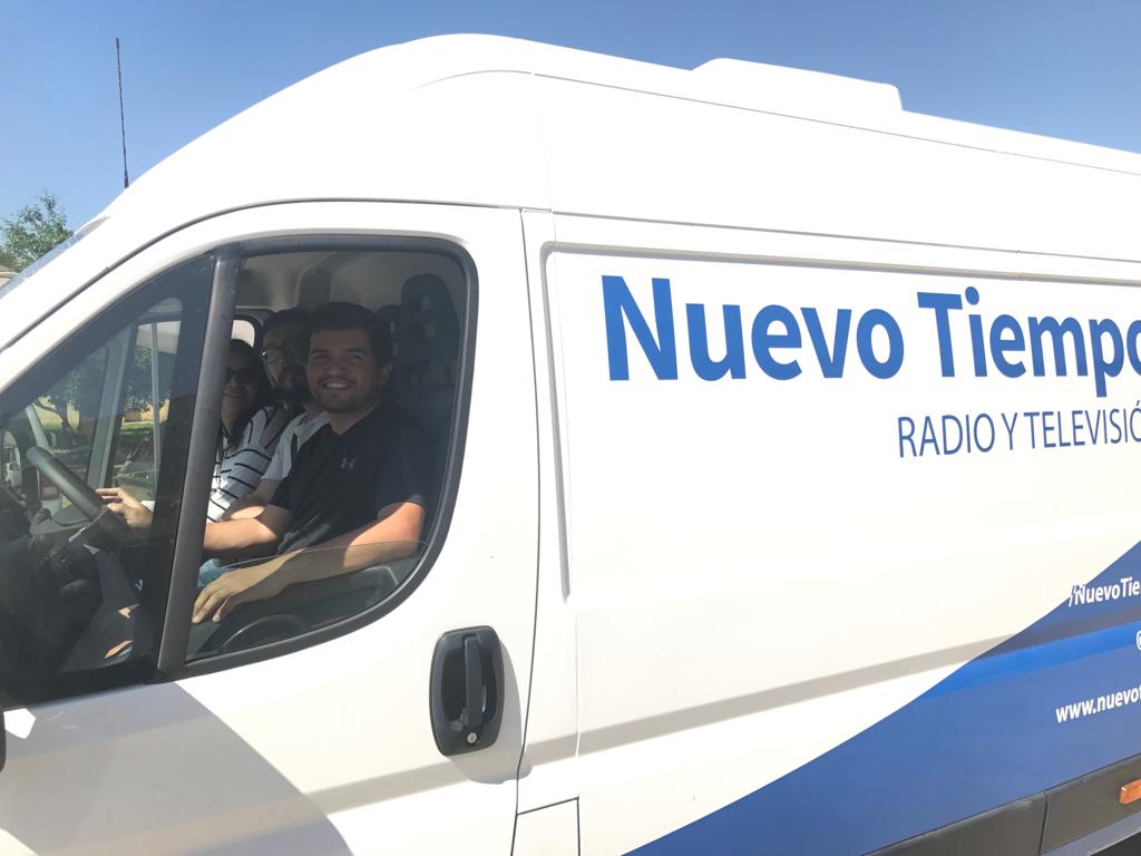 ntchile's tweet image. Saliendo como equipo de #NuevoTiempo 🎬🎥📷 al cubrimiento especial de la #caravanadelaesperanza con el pastor @brunoraso de la @iasdsudamerica #ElPoderDeLaEsperanza 
¿Contamos con tus oraciones por esta poderosa semana y por el equipo? #DiosTeBendiga 
#Encuentros