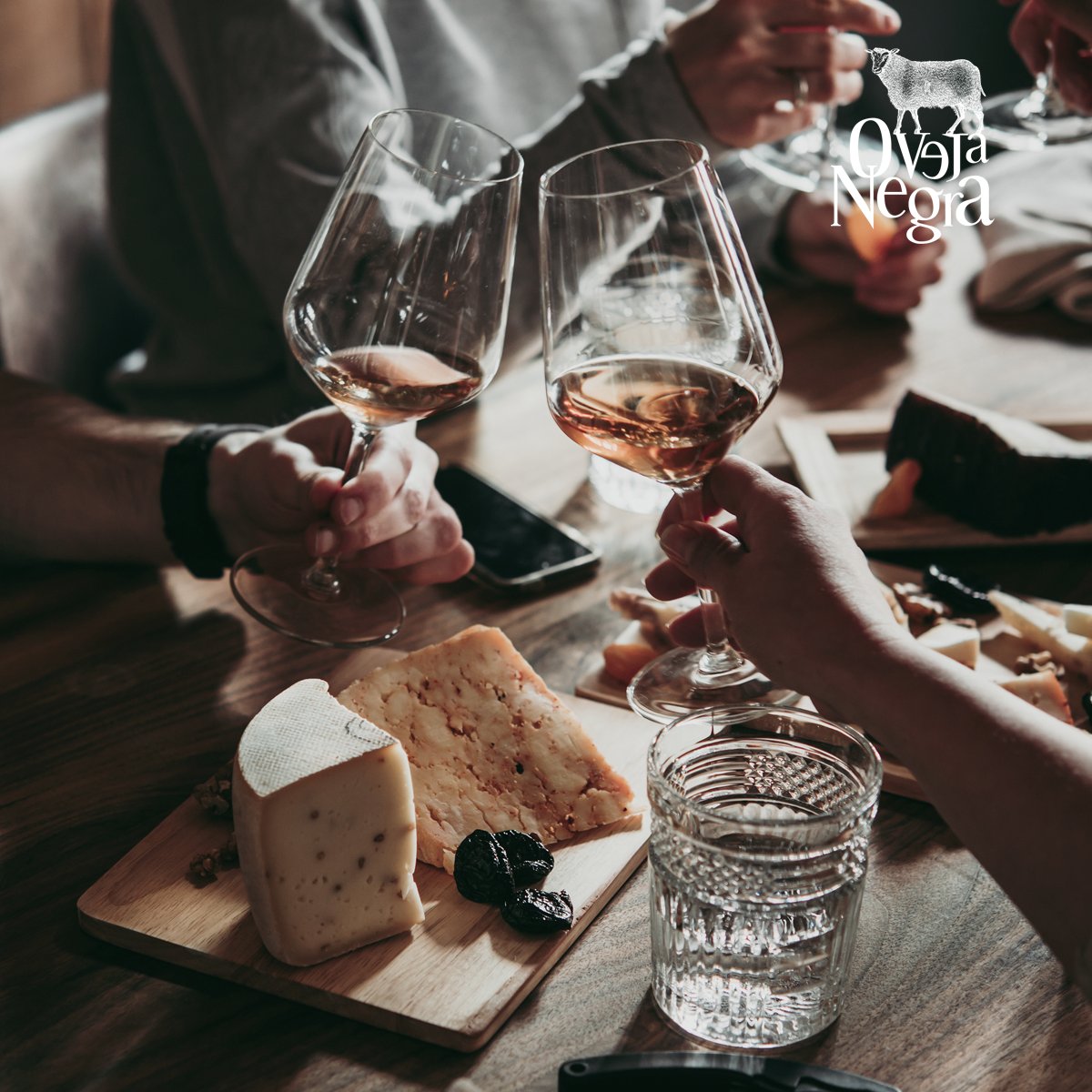 Wine and cheese ¿Quién está de acuerdo con esta combinación? #Wine #Cheese #VinosOvejaNegra