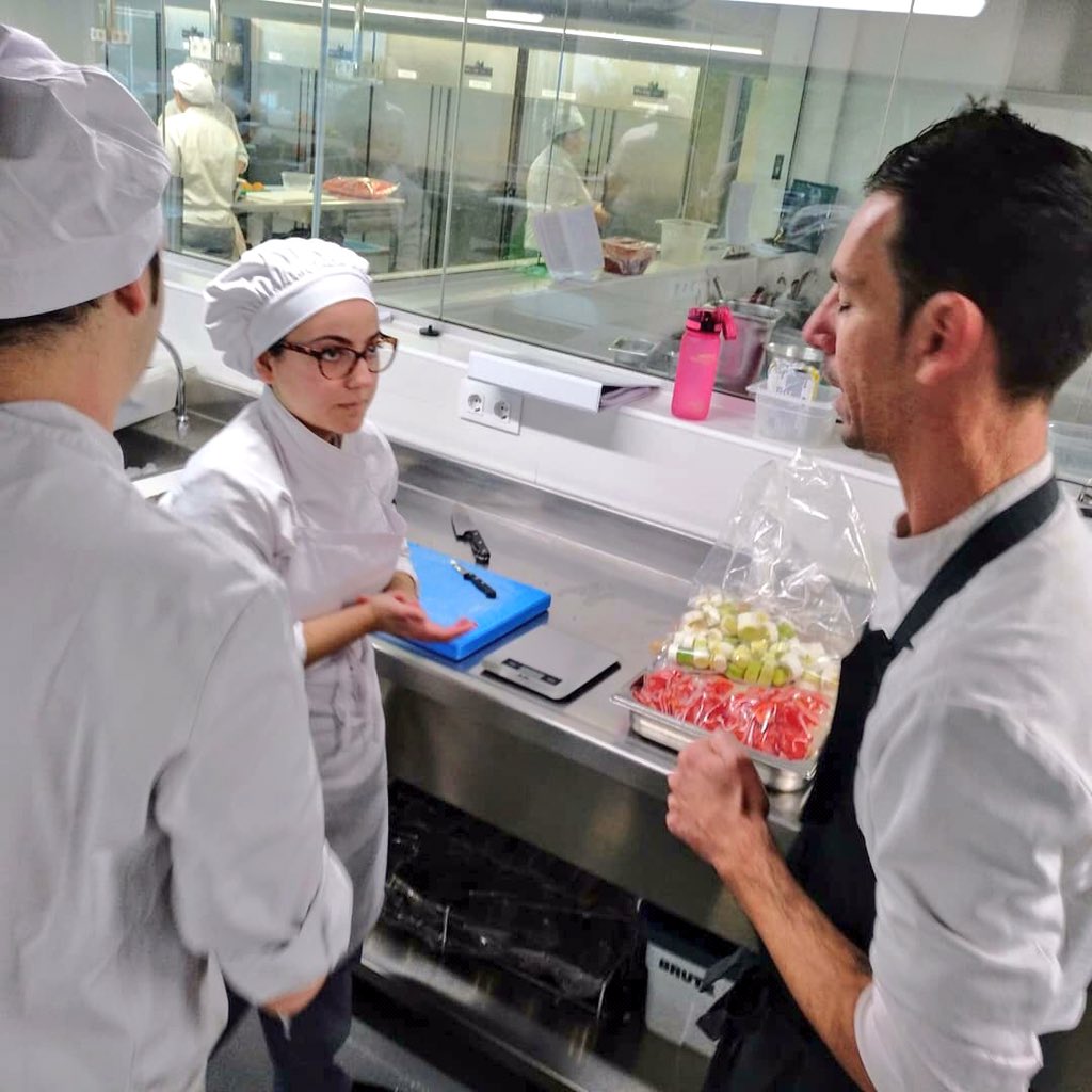 CarlosOrozaCIFP's tweet photo. Menú de outono no centro capitaneado na cociña por @IvanMendezChef co alumnado de 2º #CSDIRCOC
Unha honra para o noso servizo de hoxe!!! Mil grazas a Iván por compartir o seu tempo co noso alumnado.
#aprenderfacendo https://t.co/26FvdsasMB