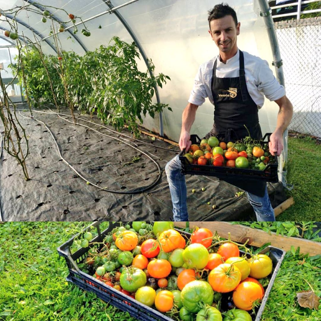 CarlosOrozaCIFP's tweet photo. Menú de outono no centro capitaneado na cociña por @IvanMendezChef co alumnado de 2º #CSDIRCOC
Unha honra para o noso servizo de hoxe!!! Mil grazas a Iván por compartir o seu tempo co noso alumnado.
#aprenderfacendo https://t.co/26FvdsasMB
