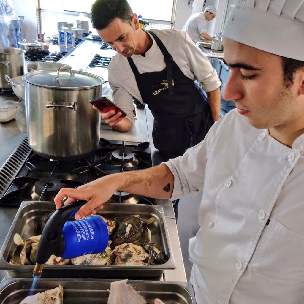 CarlosOrozaCIFP's tweet photo. Menú de outono no centro capitaneado na cociña por @IvanMendezChef co alumnado de 2º #CSDIRCOC
Unha honra para o noso servizo de hoxe!!! Mil grazas a Iván por compartir o seu tempo co noso alumnado.
#aprenderfacendo https://t.co/26FvdsasMB