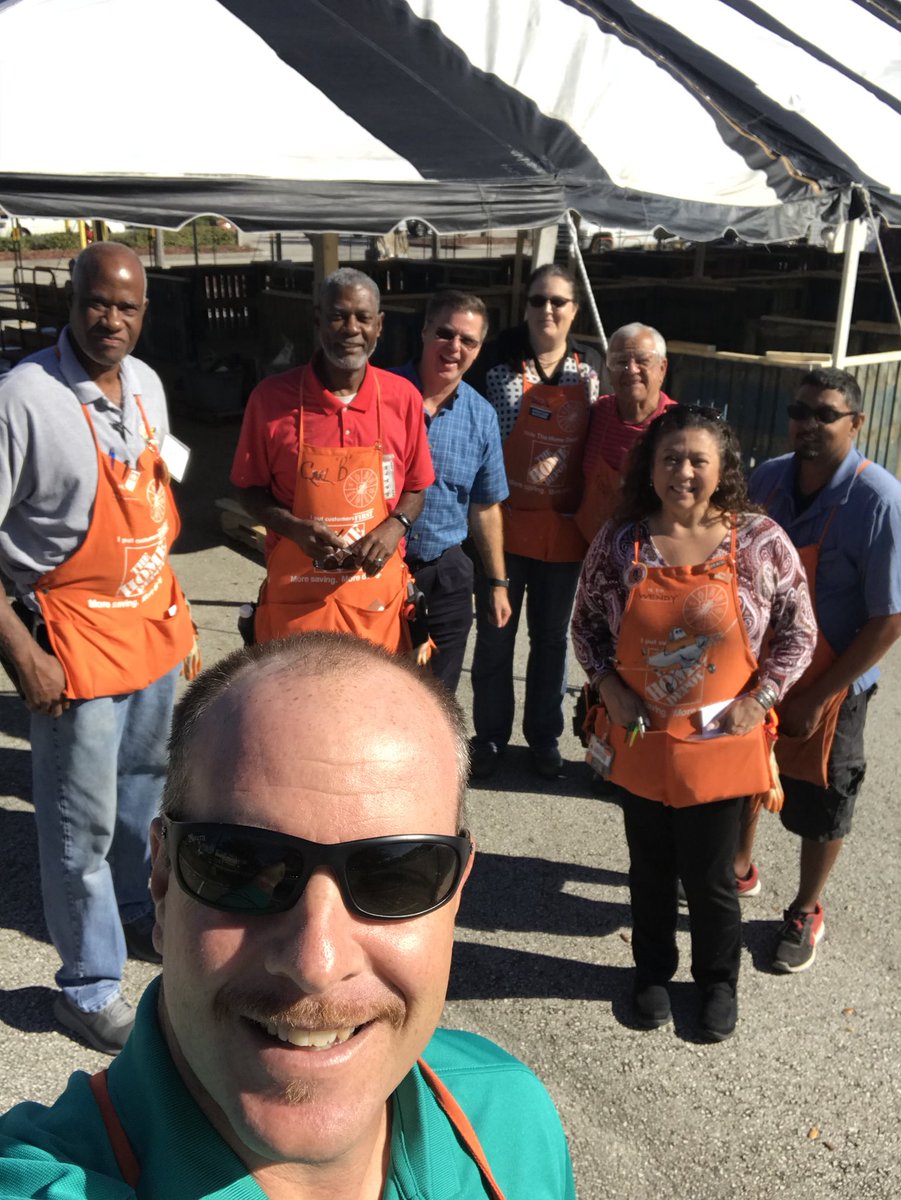 Coach_aj_LS's tweet image. #SFLHolidaySafety #6376 Our amazing associates at 6376 working safe &amp;amp; having fun getting the #TreeTent ready for our customers. #HappyHolidays Thank you Wendy for the awesome apron!!! @wen_patton2016 @JacobRobertsTHD @SantiBernardez @EdLaszewicki @hdepot