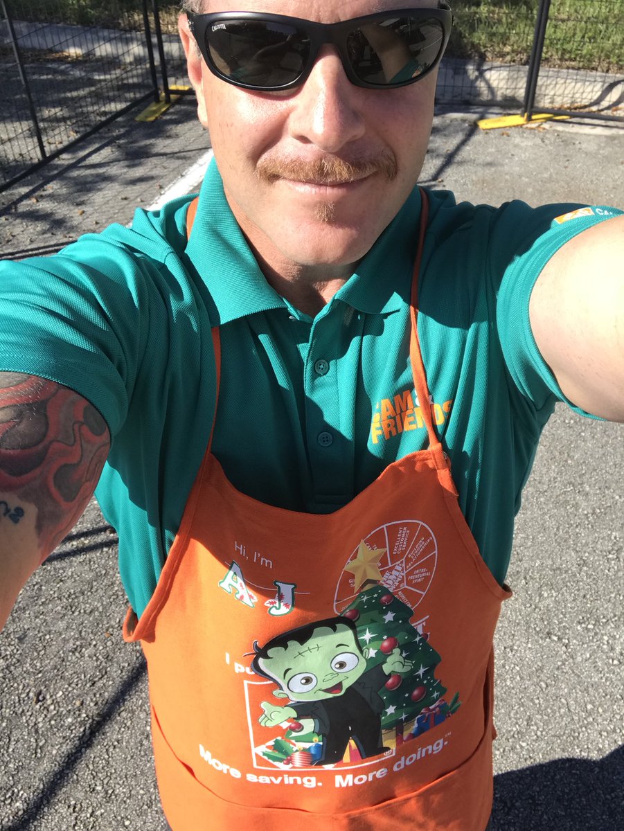Coach_aj_LS's tweet image. #SFLHolidaySafety #6376 Our amazing associates at 6376 working safe &amp;amp; having fun getting the #TreeTent ready for our customers. #HappyHolidays Thank you Wendy for the awesome apron!!! @wen_patton2016 @JacobRobertsTHD @SantiBernardez @EdLaszewicki @hdepot