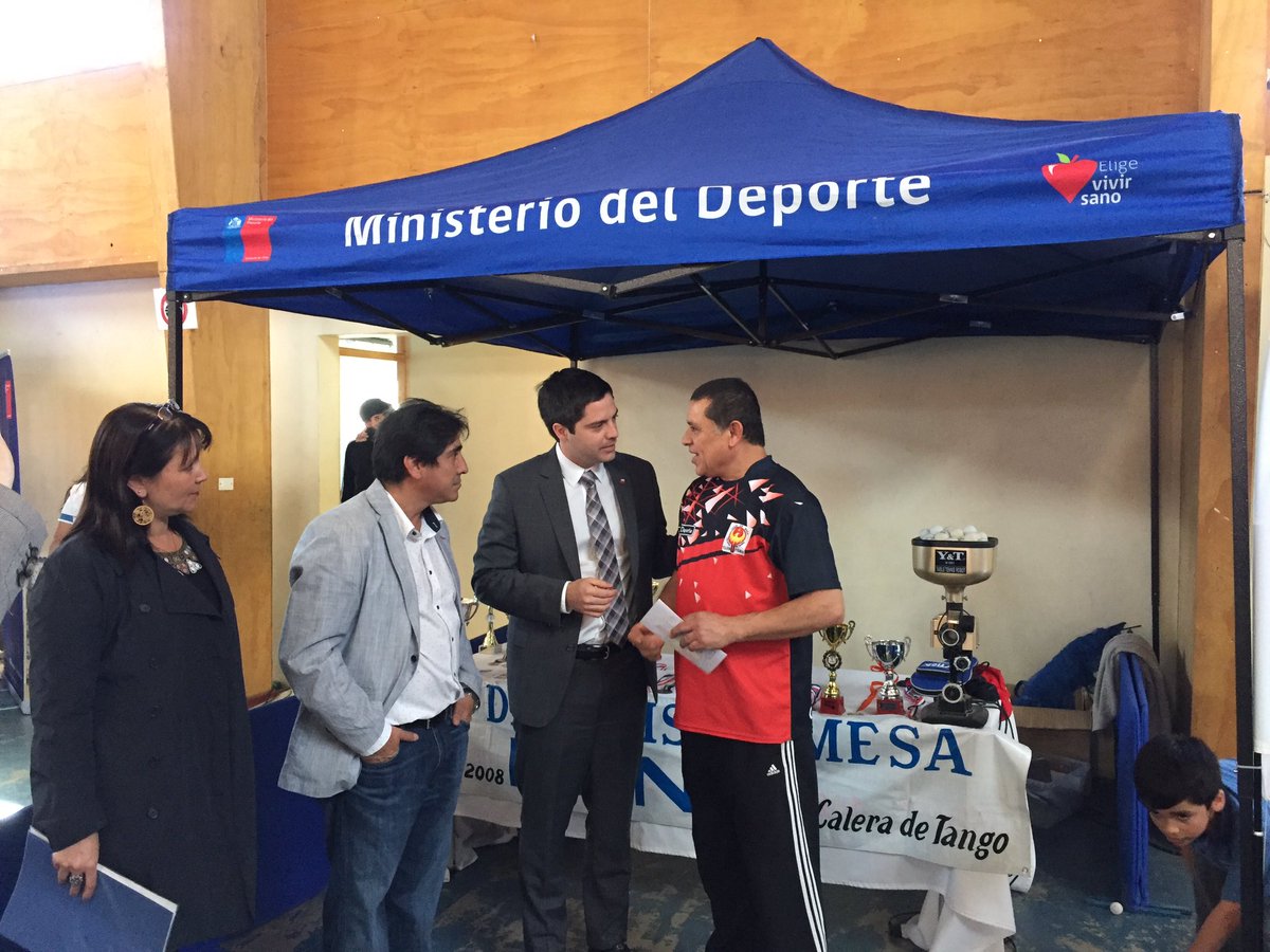 Calera_deTango's tweet photo. El alcalde suplente Marco Jofré acompaña al ministro (s) de deporte Kael Becerra, en la Feria de Promoción de la Actividad Física y el Deporte que se realiza en el gimnasio del liceo Poetisa Gabriela Mistral Básica. #MásDeporteMejoresPersonas https://t.co/uTWTUoZEgl