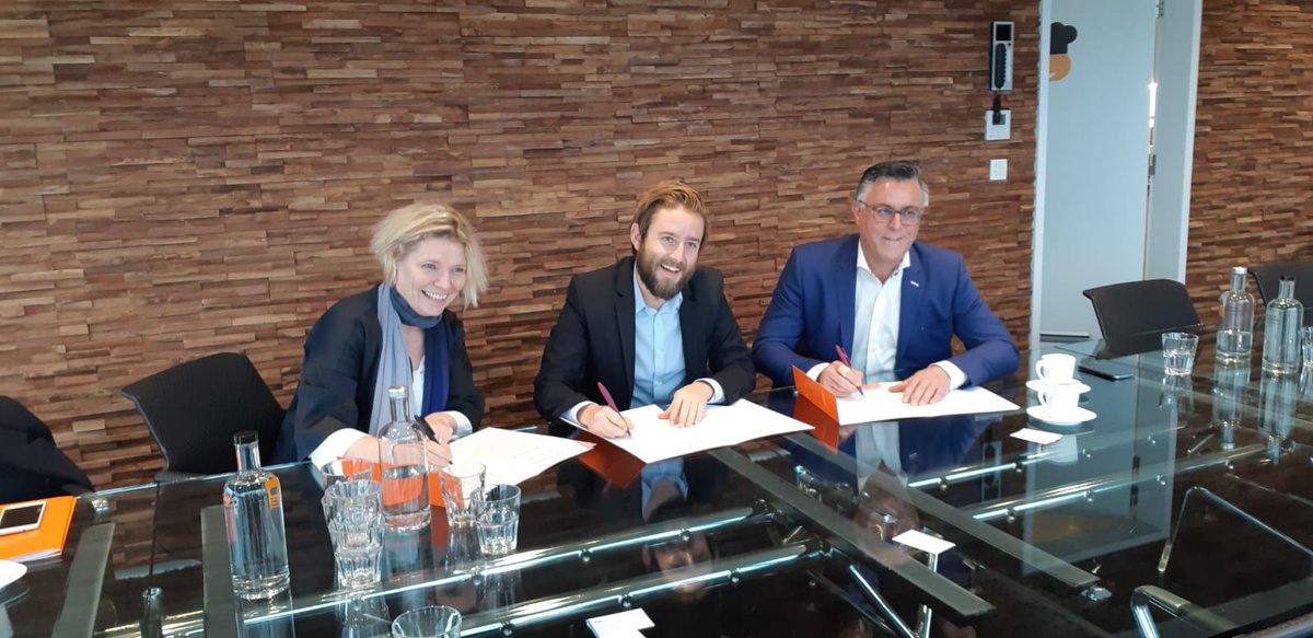 ArneOosthuyse's tweet photo. Start #Jobroad in Oost-Vlaanderen, samenwerking @VOKA_OVL @accent_jobs @vdab_be. Doel: anderstalige nieuwkomers van buiten de EU toeleiden naar de vele openstaande vacatures bij onze Oost-Vlaamse bedrijven. #Iedereenaandeslag @fvmalder @rikacoppens https://t.co/RbL3rj1Nyd https://t.co/Y0WOJwHCnc
