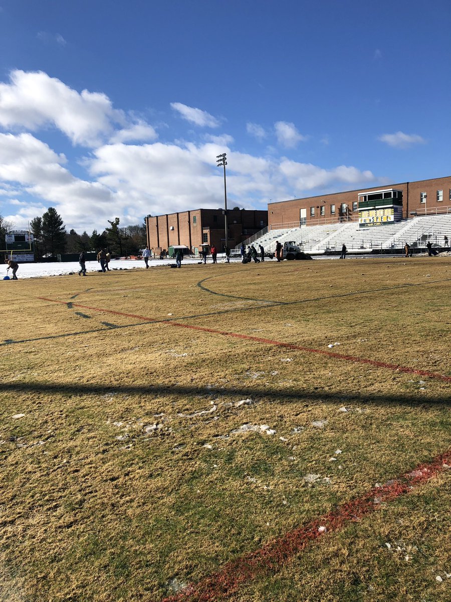 DHS_Hornets's tweet photo. HUGE THANK YOU to the Damascus community for helping to clear the stadium field for tonight’s Football Playoff Game. 🐝👏👏👏 https://t.co/AWT9dWZPUP