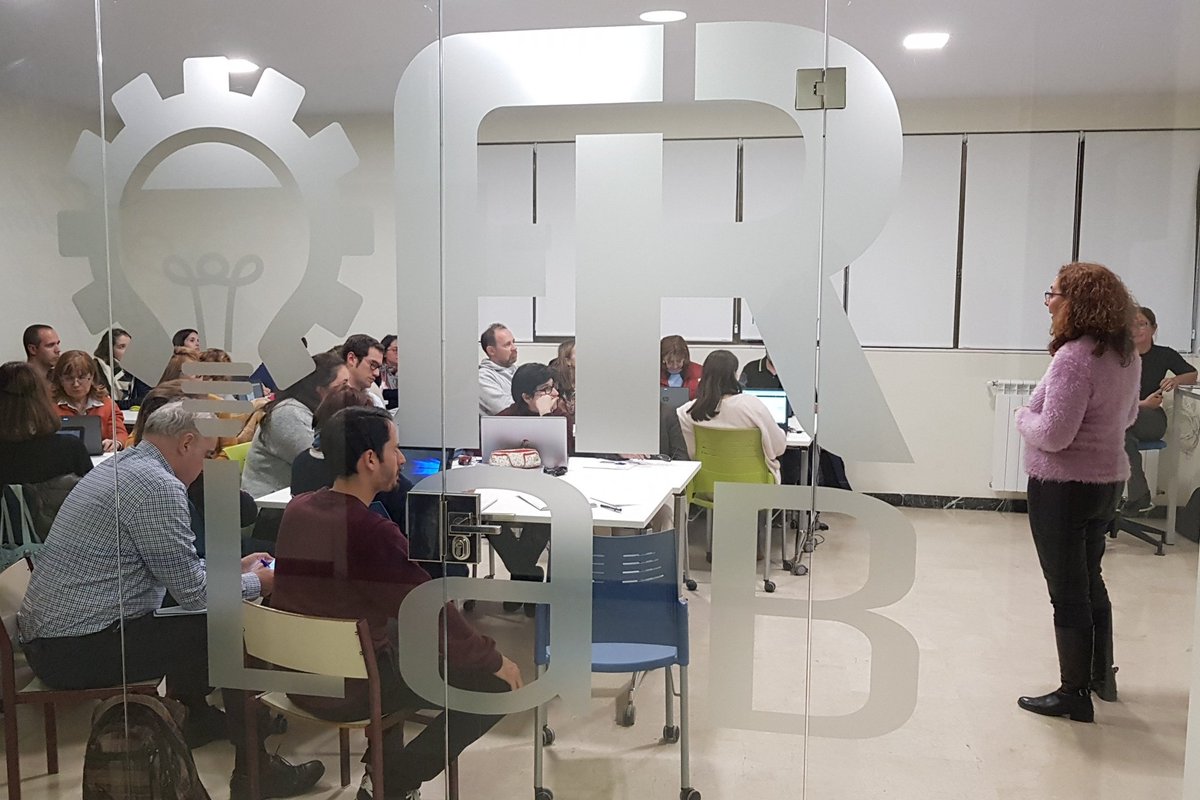 IFuentelarreyna's tweet photo. Nuestra compañera Paloma Sanz ha compartido su experiencia en @eTwinning_es en un encuentro formativo muy enriquecedor en FR Lab. #ElEntusiasmoPorEnseñar https://t.co/7Ipp6IaBi7