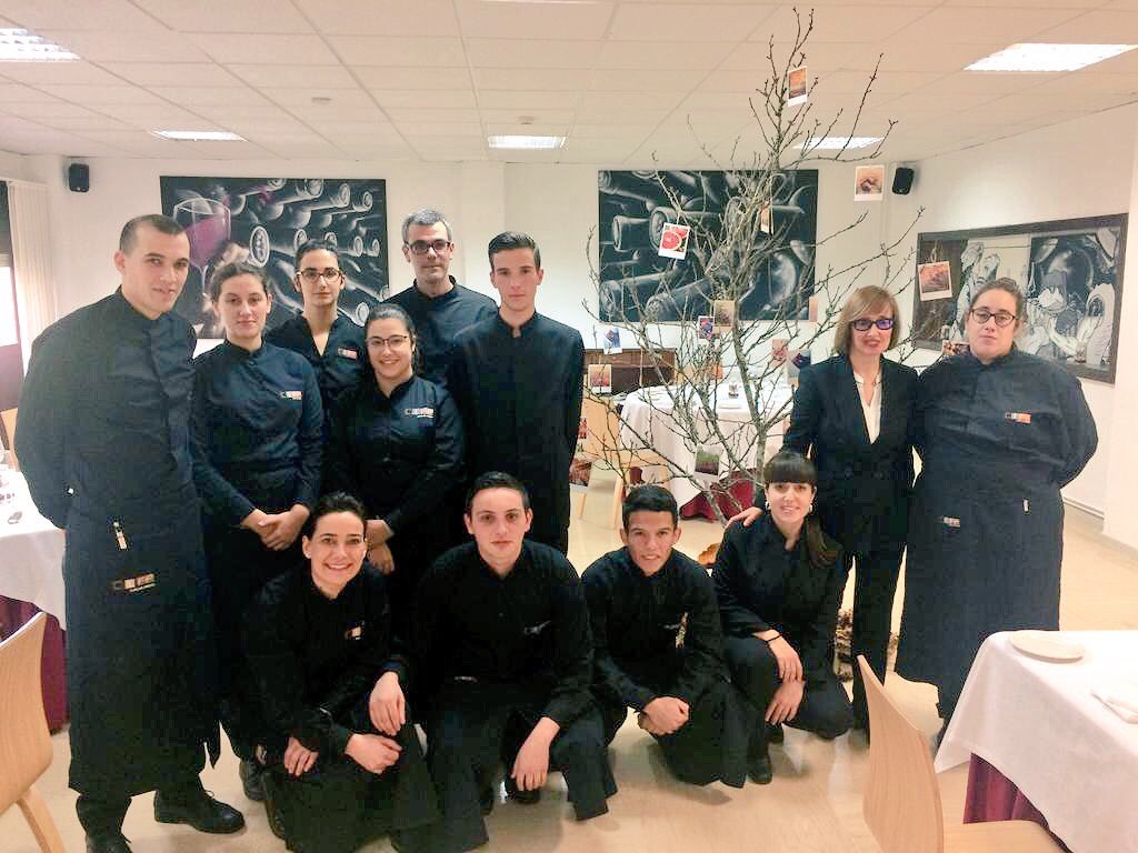 CarlosOrozaCIFP's tweet photo. Menú de outono no @CarlosOrozaCIFP co alumnado de 2º #CSDIRSERV que decoraron o taller Álvaro Cunqueiro para a ocasión! E ese cóctel especial agardando ao comensal...espectacular.
Parabens!!
#aprenderfacendo https://t.co/9mgL1YuJcH