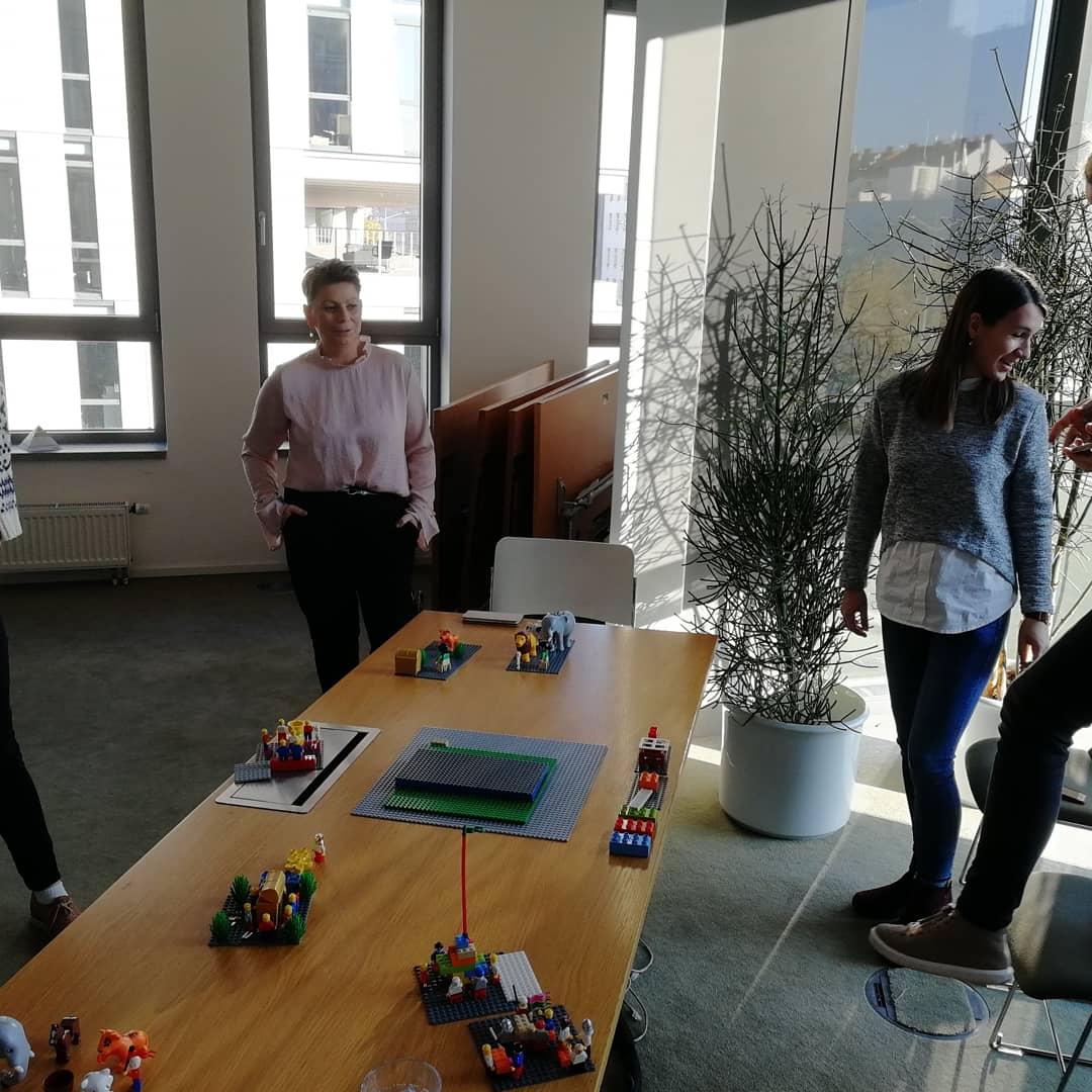 Networkuj's tweet photo. #happycz dnes pokračovalo workshopem, resp. workshopy v @DeloitteCZ se @srakyi a @alexkjerulf
@SparkTECH_CZ nabíral zkušenosti pro #hrajsnami
 
#stestivpraci #happiness #happinessatwork #networkuj #event #conference #workshop https://t.co/M9qQ4m26QG