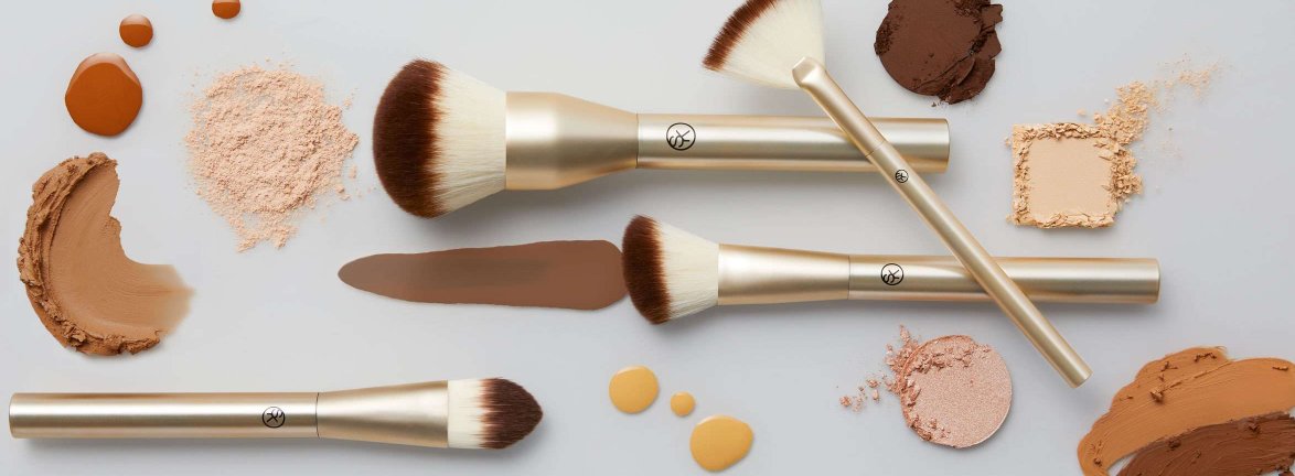 Healthtipsm's tweet photo. How to contour :
Step 1: Define your cheeks with a darker shade
Step 2: Frame your face based on its shape
Step 3: Highlight with a light shade
Step 4: Blend the transitions
Step5: Seal it with power
Extra credit: Add a bold lip https://t.co/ao1gINUZxI