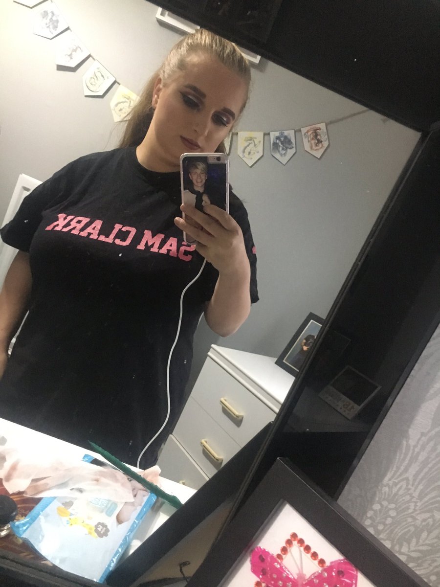 BradsGloryDays's tweet image. Repoing @itssSamclark merch for the christmas lights also remember you can stream save it for me on all platforms #SaVeItForMe #STREAMSAVEIFFORME 🌹❤️