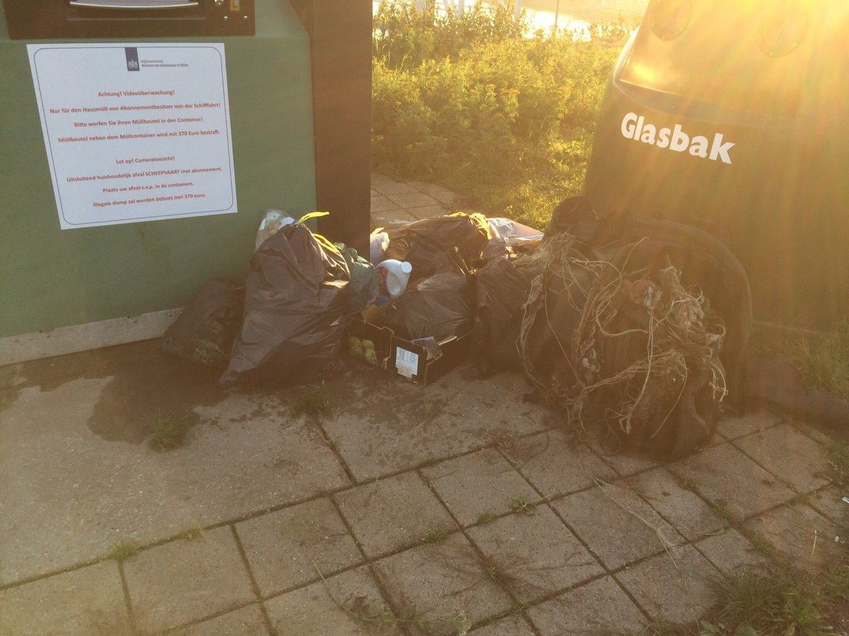 VLW_Dennis's tweet photo. Late dienst #RWS72 toezicht #overnachtingshaven van #IJzendoorn. Bij vuilcontainers opnieuw huisvuil gedumpt. Adres bekend deze kan binnenkort een envelop van RWS op de mat verwachten. #houdnederlandschoon met hetzelfde gemak gooi je het in de afvalbak. @SABNINL @Rijkswaterstaat https://t.co/lPwlBJ0XUC