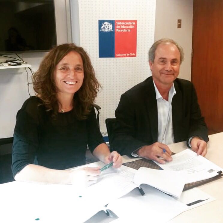 Gran noticia: Firmamos convenio con la <a href="/SubEducParv/">Subsecretaría de Educación Parvularia 🧒🏽👶🏽👩🏽</a> <a href="/mjcastrorojas/">María José Castro Rojas</a> para implementar #Naturalizar programa de aprendizaje al aire libre que utiliza la Naturaleza como herramienta pedagógica para una educación de calidad!! Comenzamos en #Renca