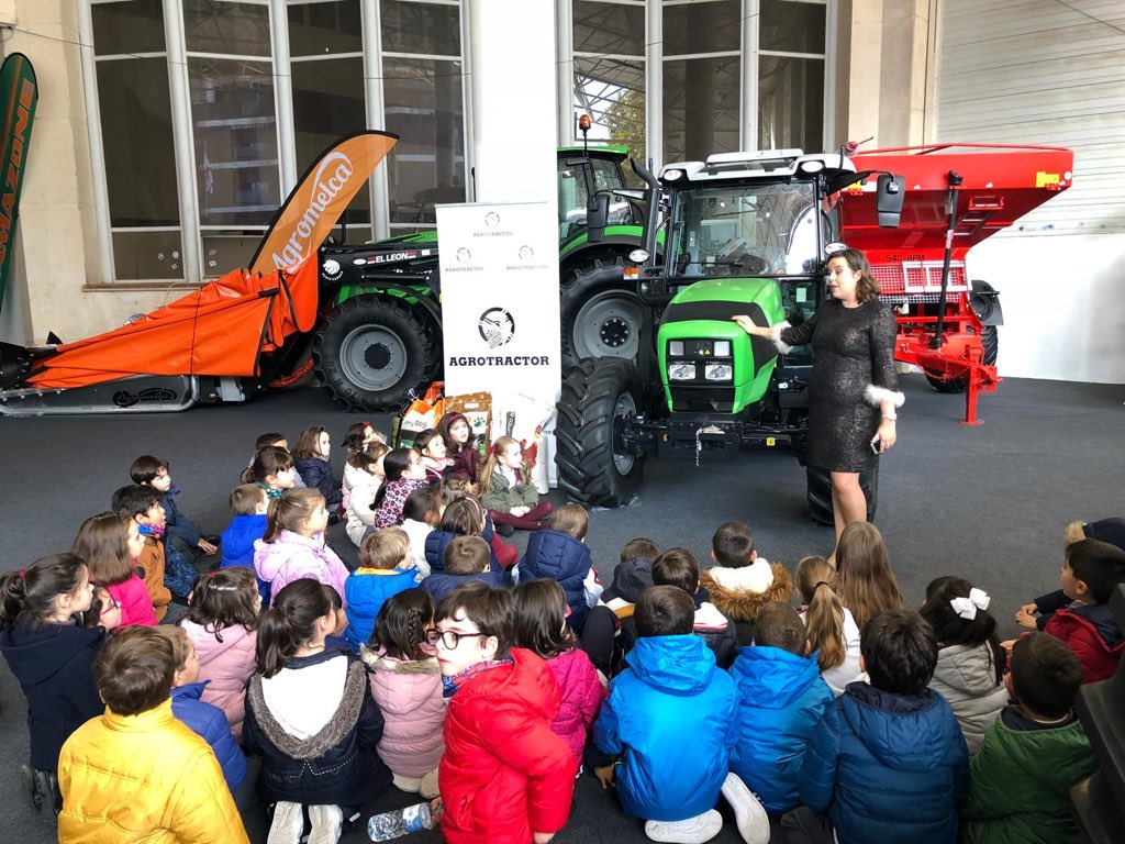 mercedtarancon's tweet photo. 1º de primaria visitando lo mejor del sector agroalementario y gastronómico en la 19º Feria de Alimentación de Castilla La Mancha con parada especial, con el #proyectoparticipa, en el expositor de Agrotractor https://t.co/1P3s78P8d7