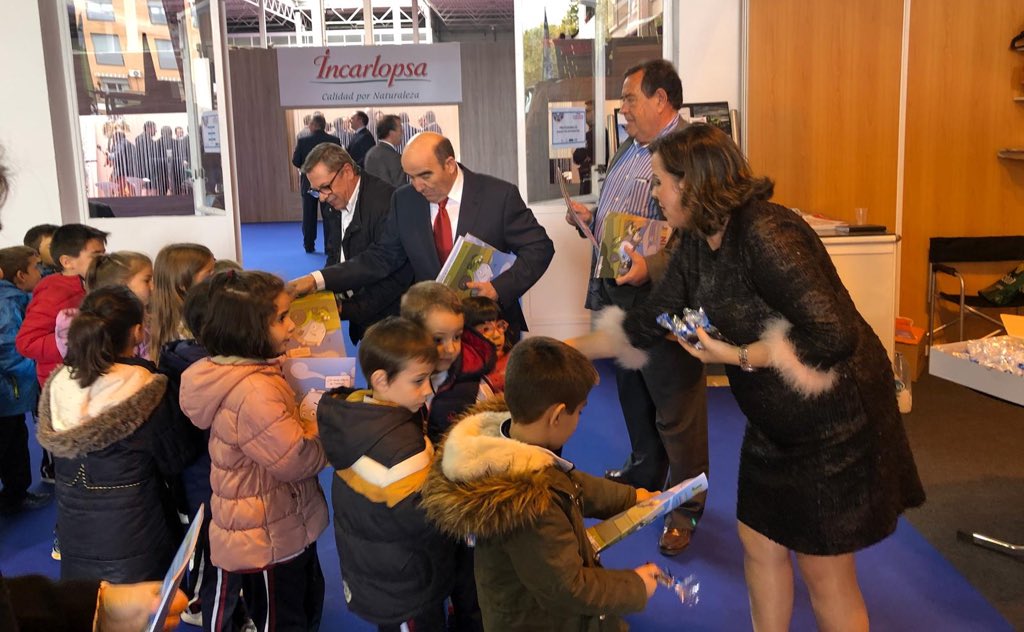 mercedtarancon's tweet photo. 1º de primaria visitando lo mejor del sector agroalementario y gastronómico en la 19º Feria de Alimentación de Castilla La Mancha con parada especial, con el #proyectoparticipa, en el expositor de Agrotractor https://t.co/1P3s78P8d7