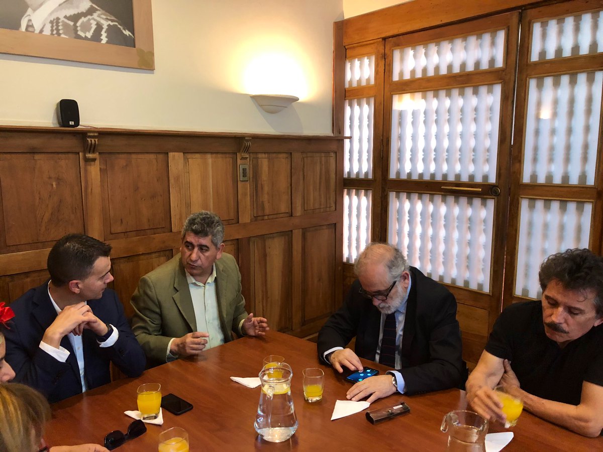 PSChile's tweet photo. El Director de @Turespana_  Sercretario de Relaciones Internacionales del @PSOE Héctor Gómez @Hectorgomezh se reúne con Mesa del PS y presidente del senado @carlosmontestwt en su primera vista a Chile. https://t.co/GkPlEWtogO