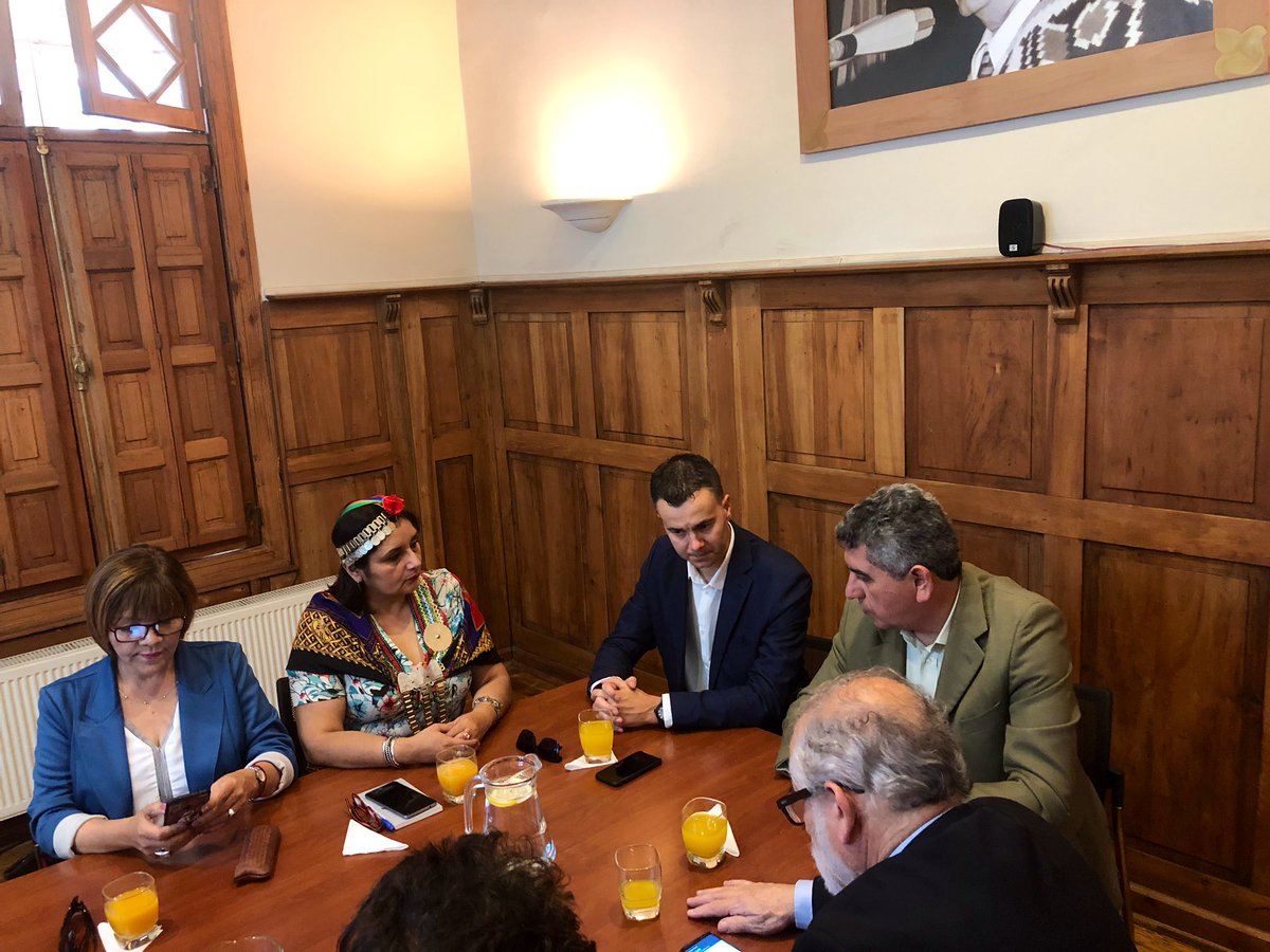 PSChile's tweet photo. El Director de @Turespana_  Sercretario de Relaciones Internacionales del @PSOE Héctor Gómez @Hectorgomezh se reúne con Mesa del PS y presidente del senado @carlosmontestwt en su primera vista a Chile. https://t.co/GkPlEWtogO
