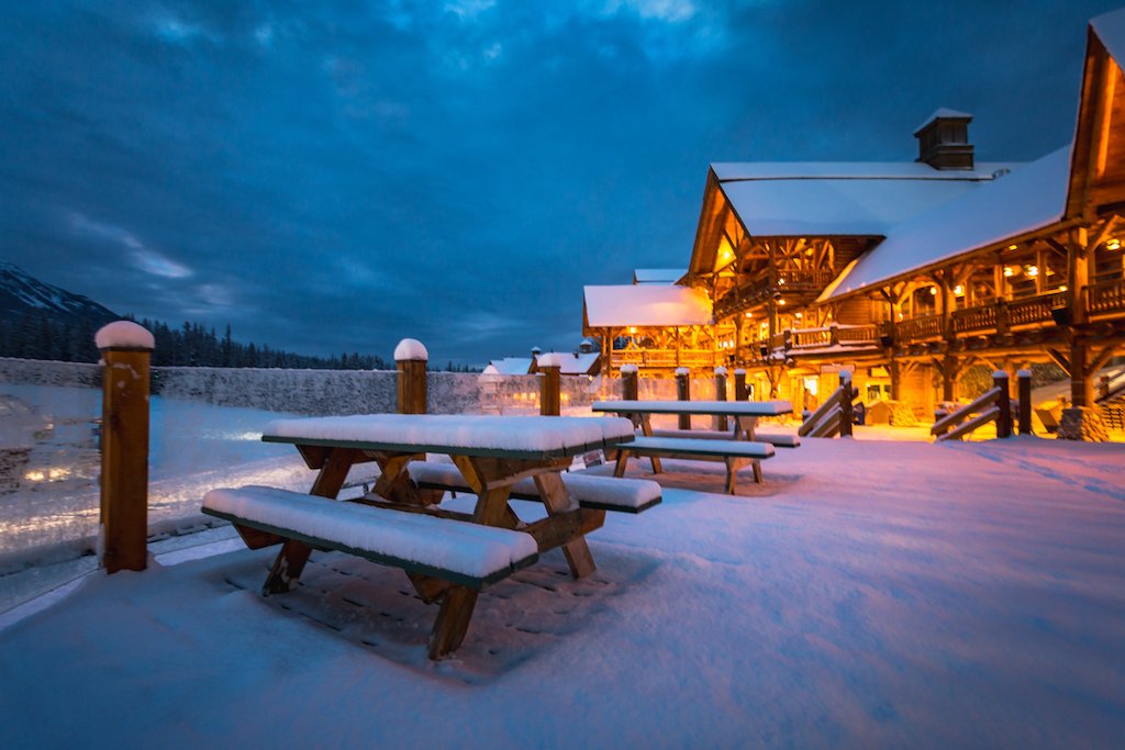 Apres at The Lodge of Ten Peaks at Lake Louise Ski Resort
