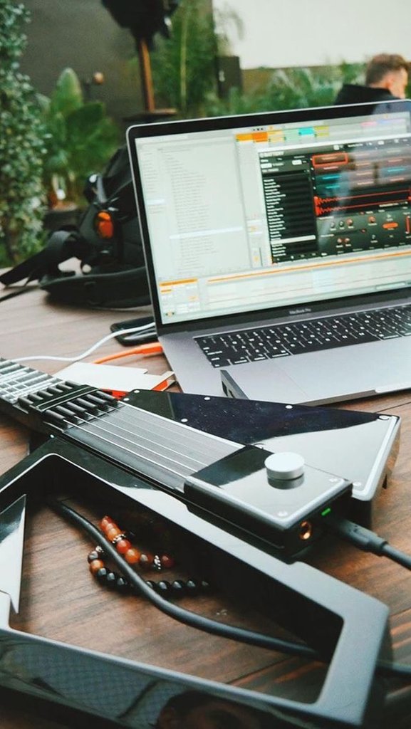 playjammy's tweet photo. That was quite a jam! @nicktaetro has tested out Jammy at #abletonloop2018 and shared some photos. If you want a guitar like this, follow this link: https://t.co/v86KF7auai
.
.
.
#playjammy #jammyguitar #digitalguitar #guitar #ableton #abletonlive https://t.co/wkvw1aWJQ2