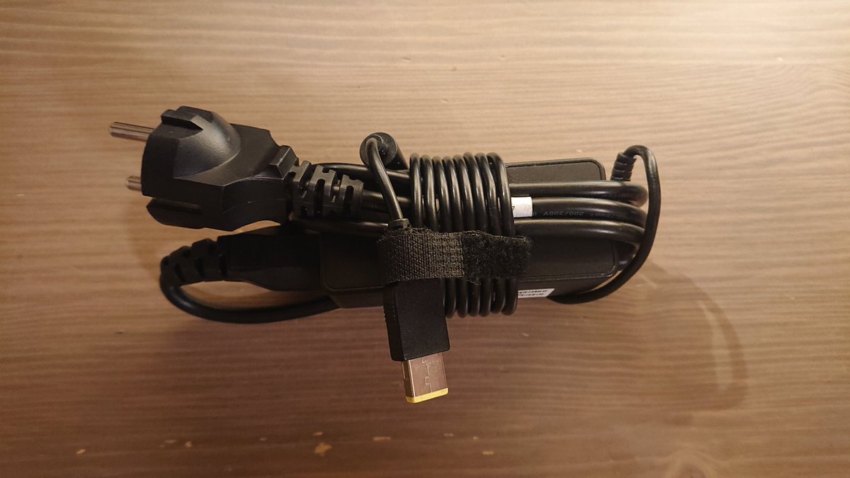 tionde_lisa's tweet photo. When you've spent several hours at your desk for writing your thesis on a friday (!) and the most satisfying thing you've achieved is wrapping up your charger that nicely, it's probably just time to start this thing called "weekend". #masterofprocrastination https://t.co/XdPA3ZZOSD