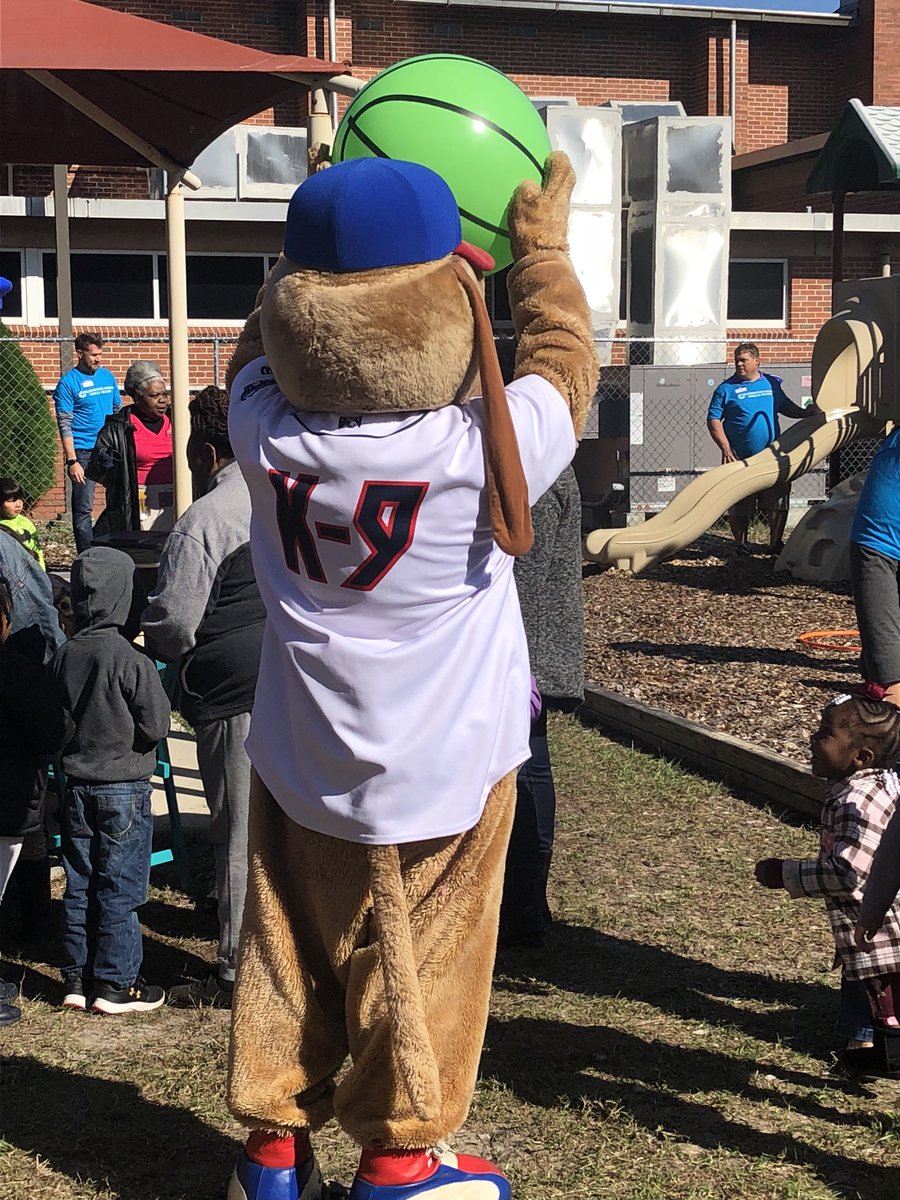 JaxShrimp's tweet photo. Nothing like a good ole fall festival to start the weekend! Southpaw is enjoying the Fernandina Beach Head Start festival! Lots of bubbles, lots of fun! #ShrimpService https://t.co/Qf5IyR3kg9