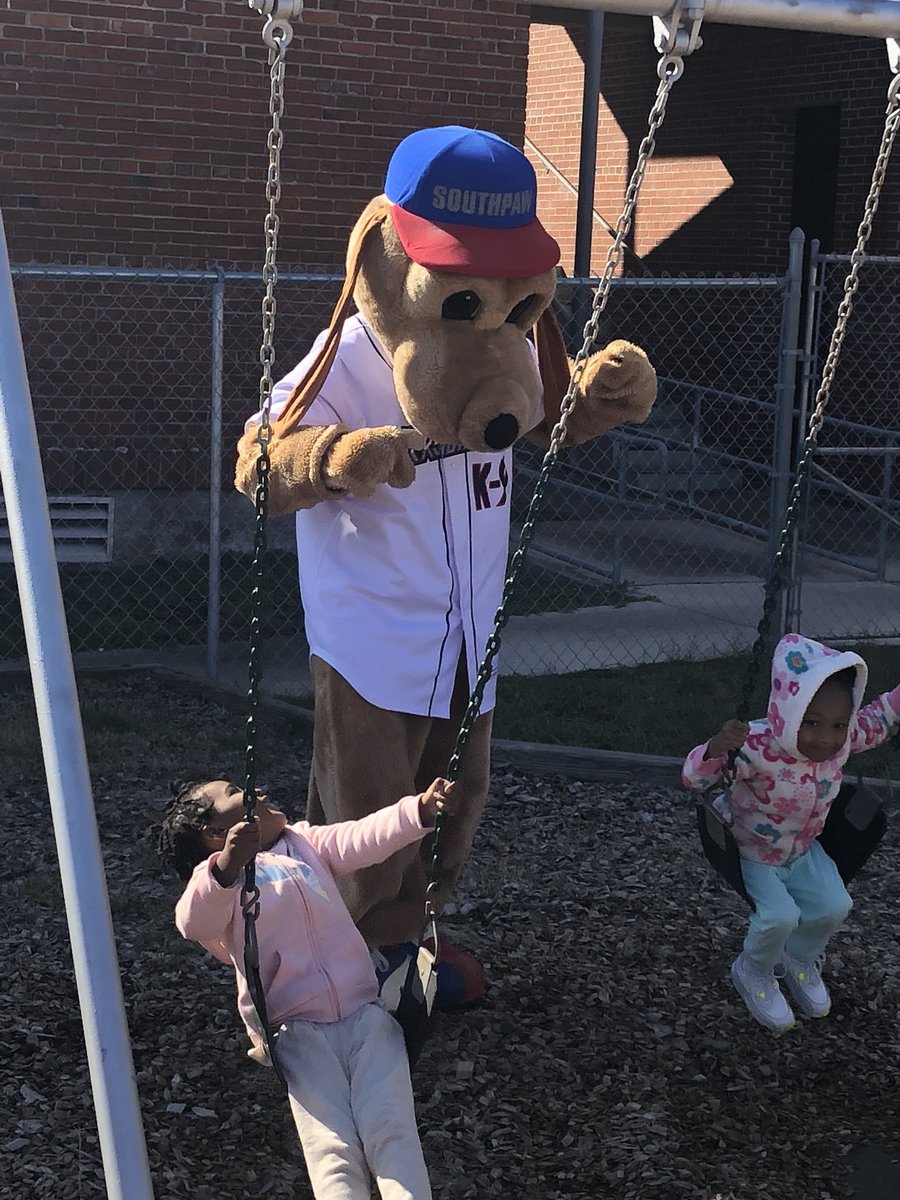 JaxShrimp's tweet photo. Nothing like a good ole fall festival to start the weekend! Southpaw is enjoying the Fernandina Beach Head Start festival! Lots of bubbles, lots of fun! #ShrimpService https://t.co/Qf5IyR3kg9