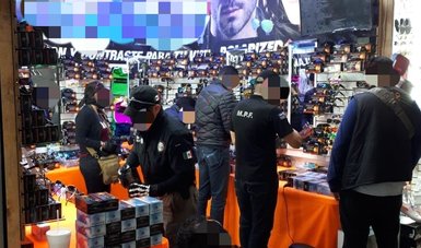 FGRMexico's tweet photo. #PGR, a través de la  #SEIDF, ejecutó un operativo en #Hidalgo y cumplimentó un cateo en #Jalisco, en los que aseguró casi 5 mil prendas de vestir y más de mil lentes con ostentación de marca. https://t.co/q6cNRAxefl https://t.co/nerrZacTaM