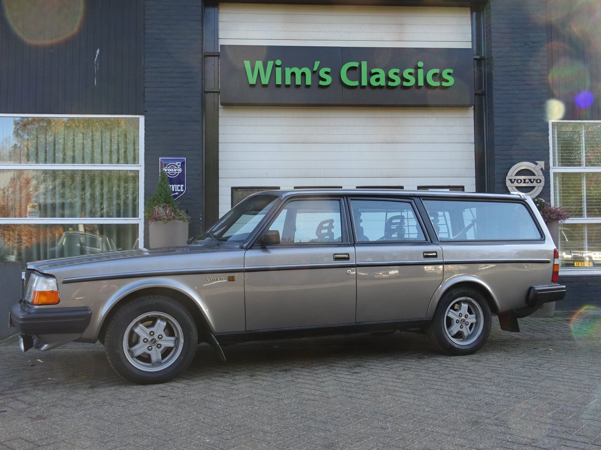 Wimsclassics's tweet photo. Betreft een werkelijk perfecte in nieuw staat verkerende Volvo 245 Turbo Intercooler. Super zeldzaam !!! Het is een 2e eigenaar auto afkomstig uit Zweden. Prijs 16.950 euro Deze Turbo is zeker een van de mooiste in NL. Kom gerust eens kijken en overtuig uzelf van de kwaliteit. https://t.co/J6aQ8Ij1sK