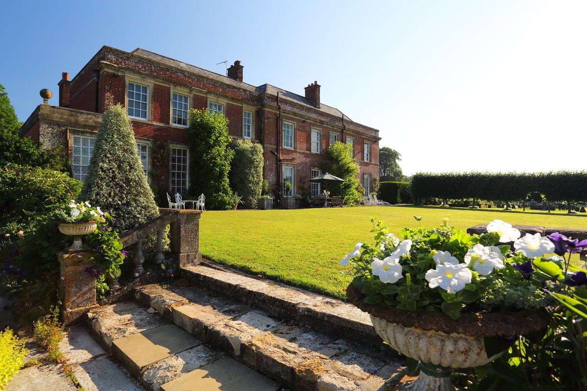 Built in 1782, <a href="/YarlingtonHouse/">Yarlington House</a> offers luxurious guest accommodation and wedding facilities within the Somerset village of Yarlington.
thebandbdirectory.co.uk/5117
#Yarlington #Wincanton #Somerset #England #BedandBreakfast #Holiday #WeddingVenue #Accommodation #BookDirect #Luxury
