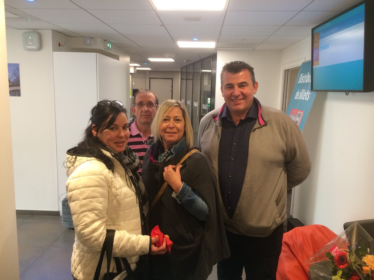 Paviet4's tweet photo. Café mutualiste à la Tour du Pin @ca_centrest . Administrateurs et équipiers accueillent nos clients pour partager nos valeurs . Merci à notre nouvelle cliente pour ce retour : j ai tout de suite vu que c était une banque différente ! https://t.co/K8qBMuFotu