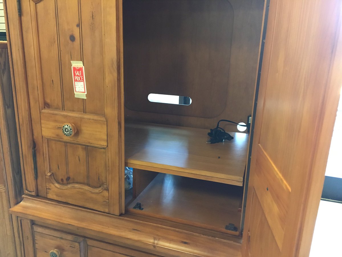 RRMissionStore's tweet image. Today is 25% off ALL furniture in the store!  Come on out and get some great pieces for the home. #bestdealsinthetriangle