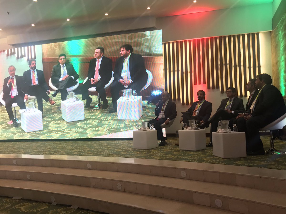 En este momento, Jorge Arcieri, Gerente de Negocios Especiales de #Bancóldex, participa en el panel Experiencias innovadoras en la movilización de financiamiento climático, de #FinanzasDelClima2018