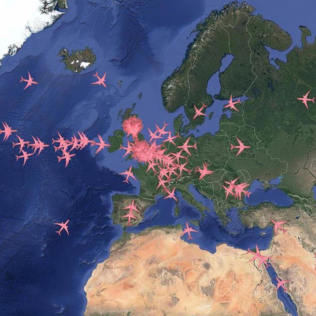 LiveFlightApp's tweet photo. Almost 200 aircraft inbound to Heathrow for today’s FNF on @infiniteflight. 55+ of them are currently flying in the Flash Flight! #liveflightapp #infiniteflight https://t.co/0gQ1P09kbp https://t.co/FuylqTmZvn