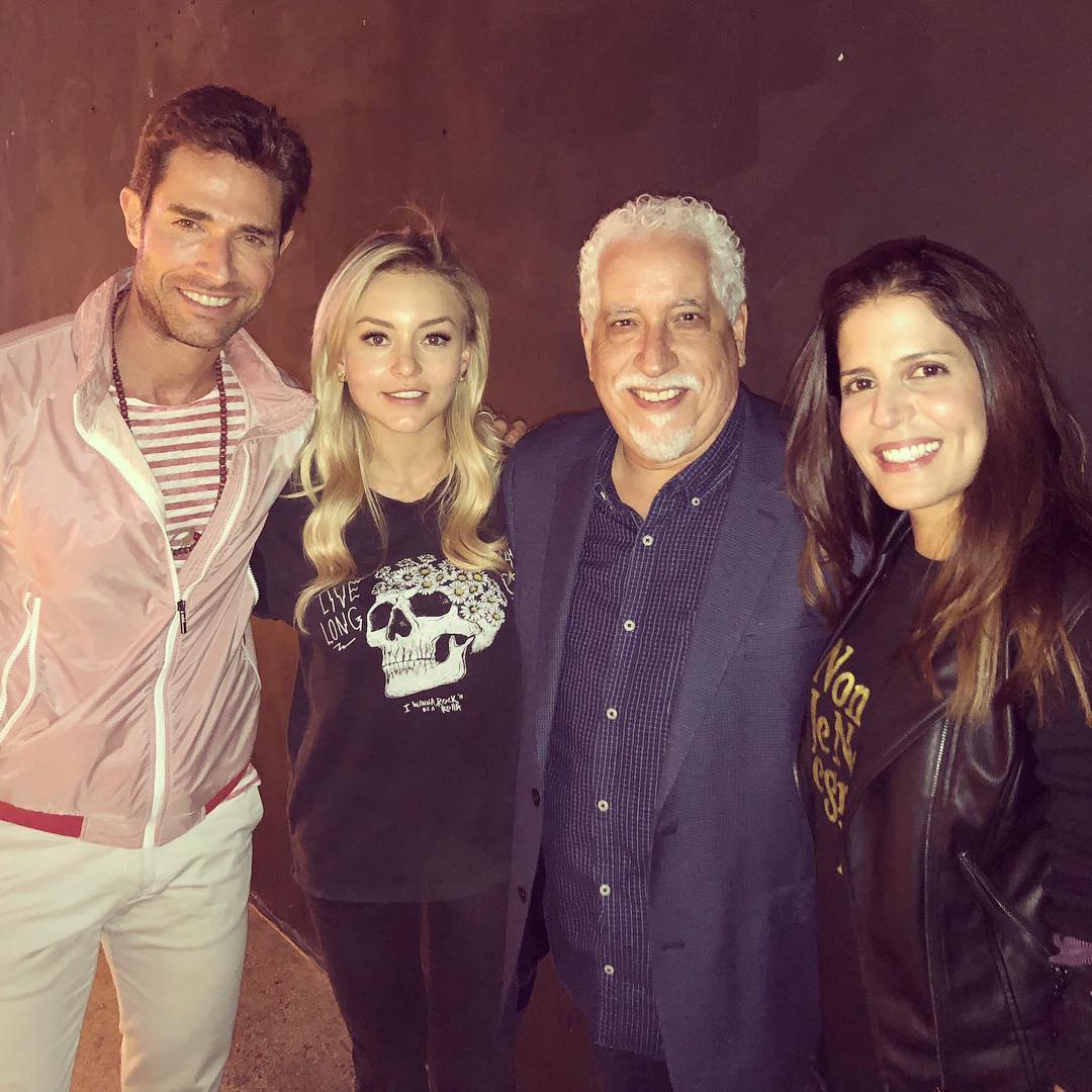 LasAngeliqueras's tweet photo. [FOTO] @Anboy88 💜🎭🇲🇽 #LucíaBorges
🔗 🇺🇸 #Univision  L/V 10pm/9c 🇲🇽 #LasEstrellas L/V 21:30 #AmarAMuerte 🎬🦋 💀 @sebastianrulli 
📱Gracias #malandroscrew #SharoonGarcia #AlejandroJuarez #mariacasemprun https://t.co/YC5khzOnQc
📎 24/7🔝💻👉🏻 https://t.co/2tjuG9rqVq https://t.co/0OyRpBcRjP