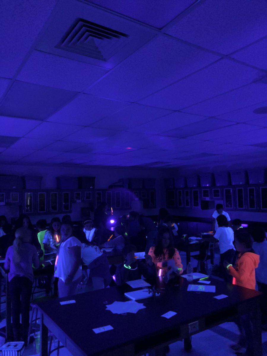 Sarah_Smith82's tweet photo. Glow in the dark SCOOT to review for our Industrial Revolution Test! @KnightsSms #ccsdtn https://t.co/7q4pl1T8DM