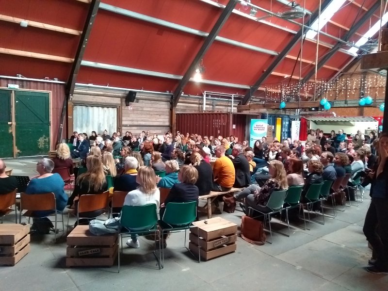 Het #CommFest2018 #WhatsNews was een feestje om te organiseren! Wij bedanken alle deelnemers voor hun aanwezigheid en bijdrage tijdens de workshops! Hoed af voor alle sprekers, de muziekstudenten en onze crew van vrijwilligers. Dank <a href="/hanze/">Hanze</a> voor de gastvrijheid in de Energy Barn.