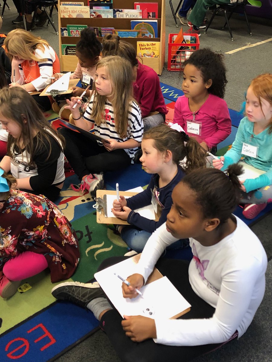 QueenLean44's tweet image. Mrs. Taylor’s class drew turkeys with Mrs. Mabrey’s class!  #mac185