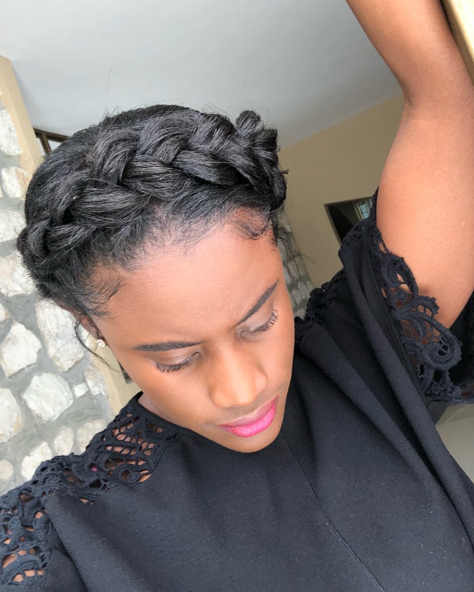 CelRelaxedHair's tweet image. The key to pulling off a bomb #hair day is to lay those #edges, ladies!
Love this #halobraid @jeh_p_t 😍
#RelaxedHair #RelaxedHairstyles #RelaxedHairJourey #ProtectiveStyles