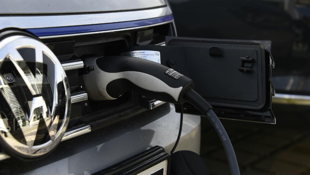 BFMTV's tweet photo. La voiture électrique est-elle vraiment écologique? https://t.co/asIgP1Bg9T https://t.co/ornrSH3v7h