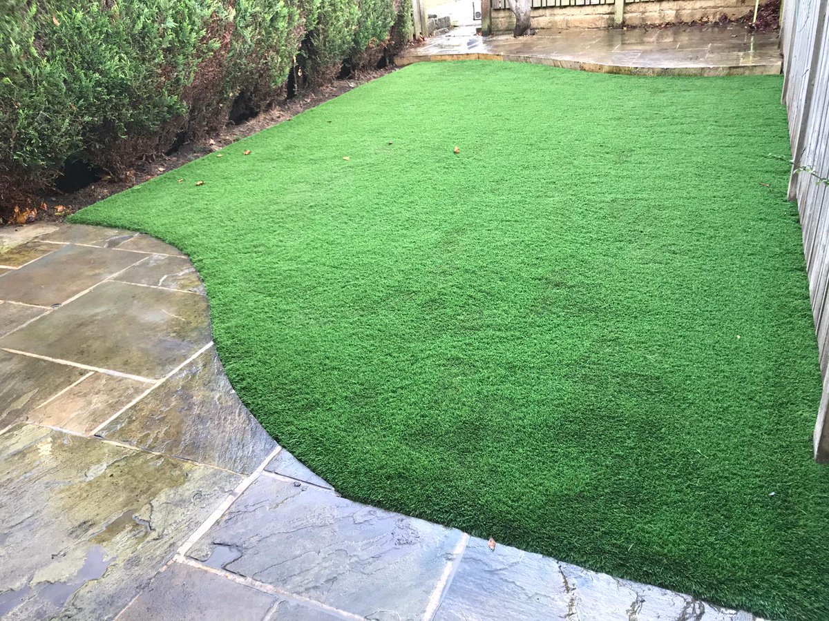 agt_suppliers's tweet photo. Our 40mm Super Spring grass has definitely transformed and brightened this customers garden! 😀😍 #fridayfeeling #friyay #finallyfriday #artificiallawns https://t.co/hF3WDTssCF