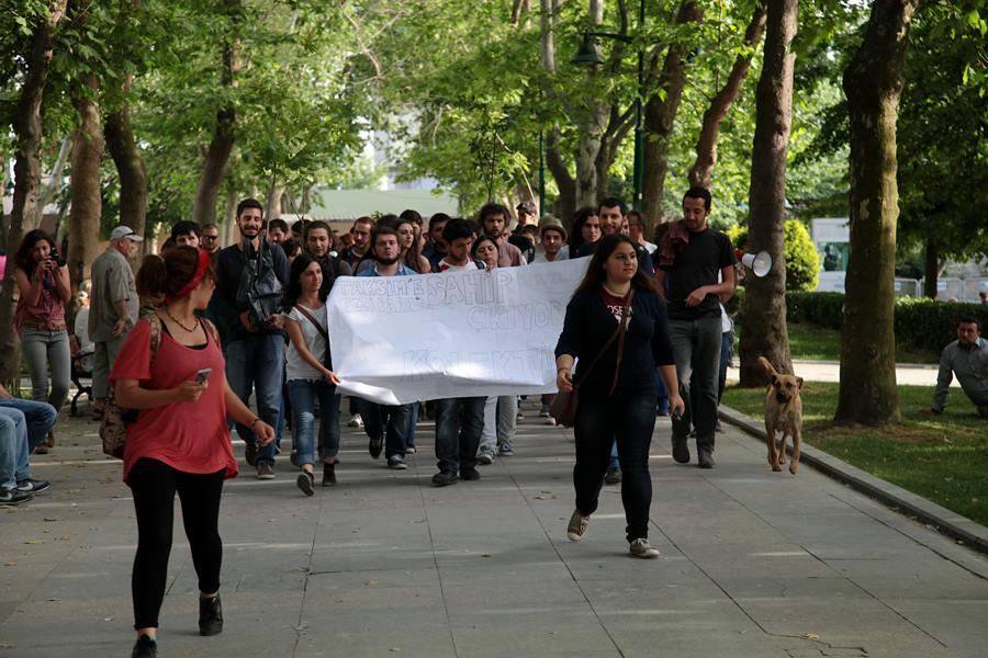 kolektifler's tweet photo. O çok korktuğunuz üniversiteliler de Gezi Parkı'na böyle çıkmıştı.

Gezi bir halk isyanıdır. İtibarsızlaştırmanıza izin vermeyiz. #HepimizGezideydik https://t.co/3zelDYRJz3