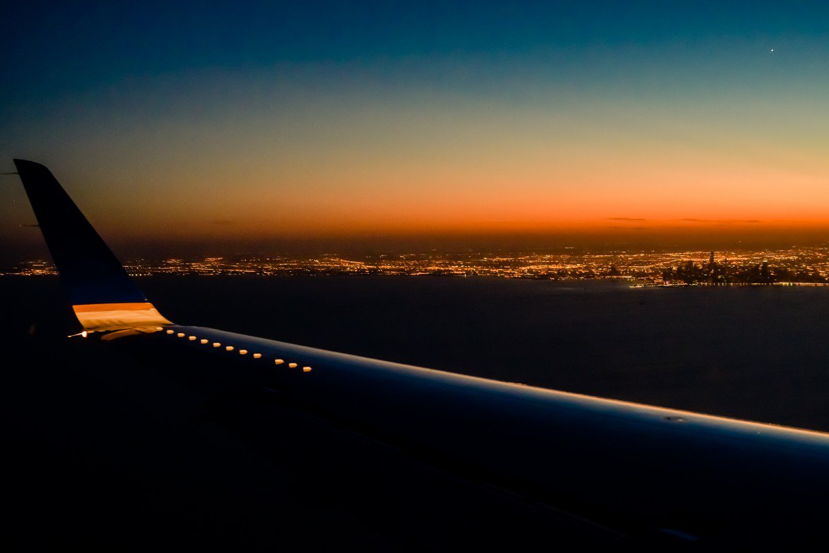 Лечу самолетом ночью. Вид с иллюминатора самолета. Вид из иллюминатора. Самолёт ночью в небе. Вид из самолета ночью.